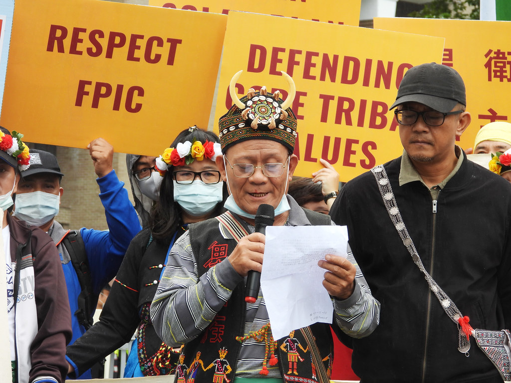 卡大地布部落主席林茂盛拉罕（中）與陳政宗代理拉罕（右）。圖片提供：環境權保障基金會