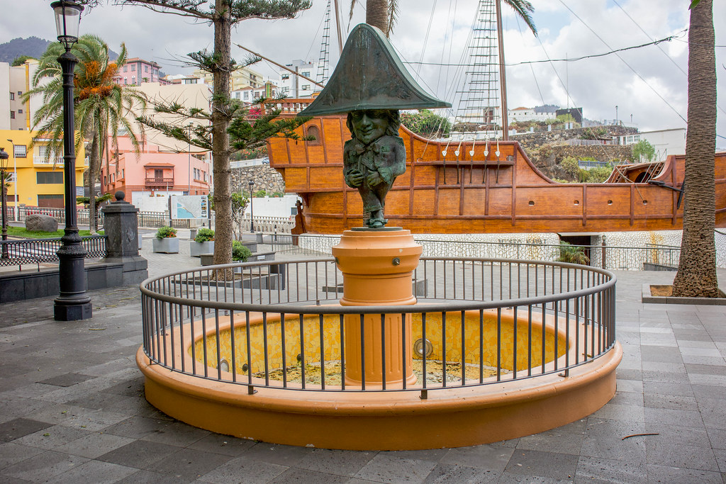 Monumento a los Enanos de La Palma en la plaza de la Alameda en La Palma