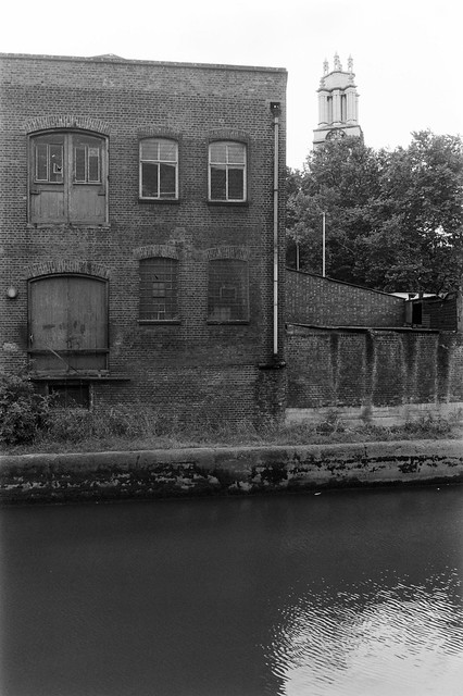 Limehouse Cut, Limehouse, Tower Hamlets, 1988 88-7r-25-positive_2400