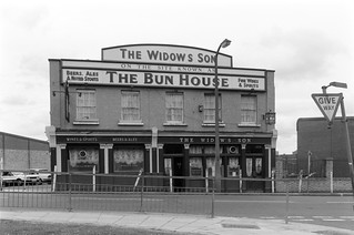 The Widow's Son, The Bun House, pub, Devons Rd, Bow, Tower Hamlets, 1988 88-7s-32-positive_2400