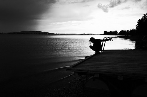 silhouette lake lakeconstance bodensee water shadows mood light ricoh gr ricohgrii wideangle blackandwhite blackwhite bw noiretblanc noir people landscape