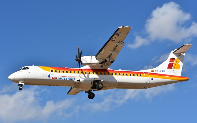 AIR NOSTRUM - IBERIA REGIONAL / ATR 72-600 (MSN 999) / EC-LRH / AEROPUERTO DE SEVILLA