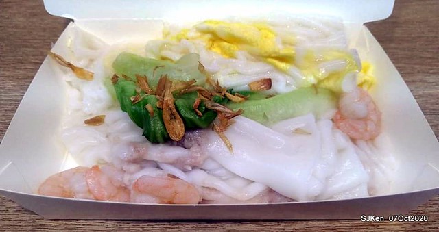 HK light dishes of " Steamed Rice Roll with pork meat, shrimps & egg" at 「石牌第一家張記廣東腸粉」, Taipei, Taiwan, SJKen, Oct 7, 2020.