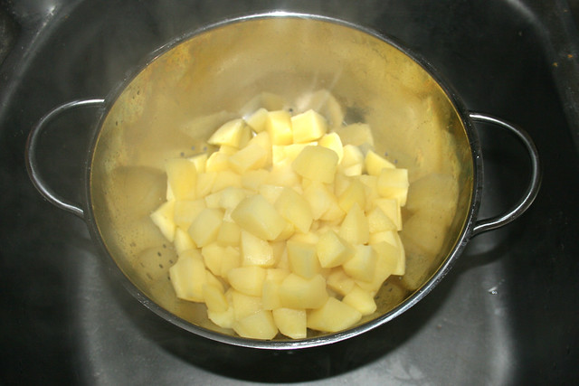 29 - Drain potatoes / Kartoffeln abgießen