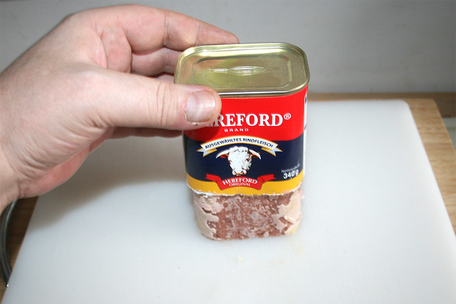12 - Take corned beef from can / Corned Beef aus Dose entnehmen