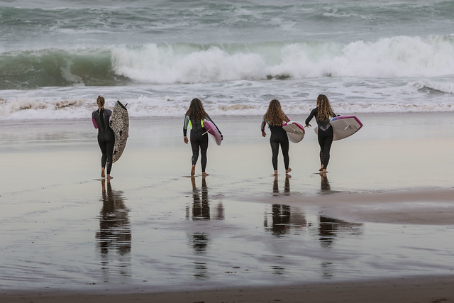 Surfistas rumbo a las olas
