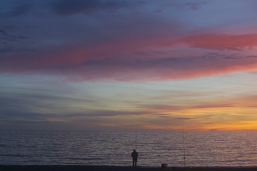 atardecer sunset puestadesol fisherman pescador playa beach mar sea cielo sky clouds nubes 35mm nozoom primelens fixedlens rawtherapee