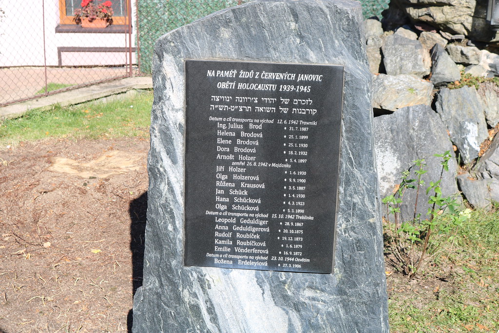 pomník obětem holocaustu v Červených Janovicích