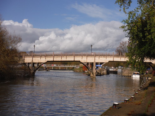 Streatley and Goring Bridge, Goring-on-Thames SWC Walk 170 Pangbourne Circular via Goring-on-Thames