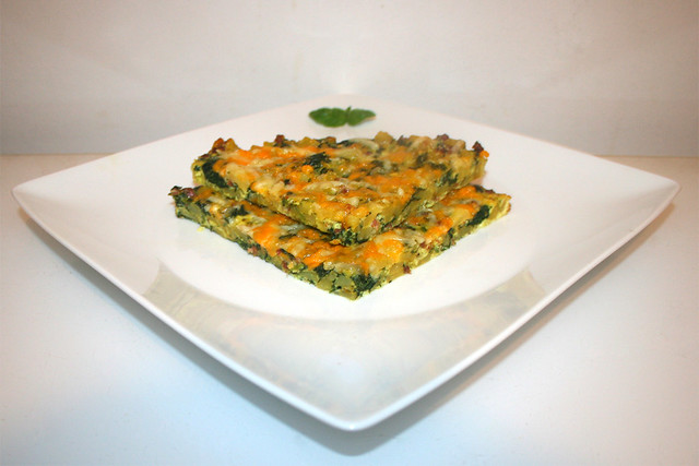 30 - Frittata with potatoes, spinach & bacon - Side view / Frittata mit Kartoffeln, Spinat & Speck - Seitenansicht