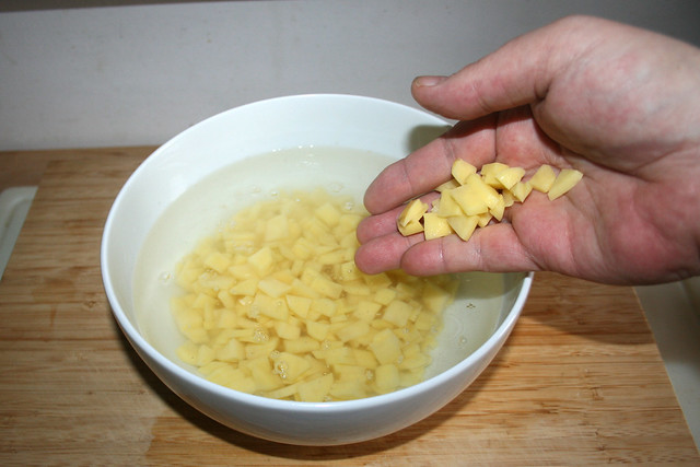 03 - Put potato chunks in cold water / Kartoffelstücke in kaltes Wasser geben
