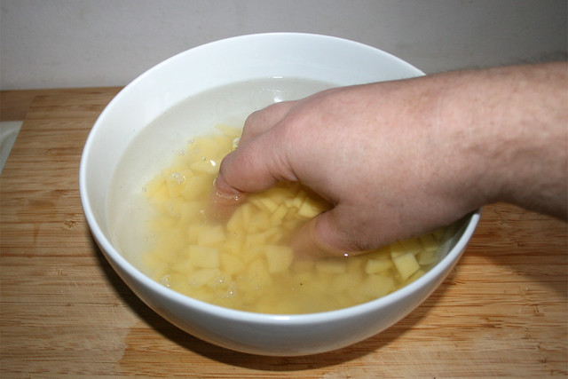 04 - Wash potato chunks / Kartoffelstücke waschen