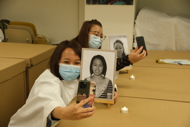 醫院病人資源中心社工Phoebe（左）及尼泊爾裔社工Sita（右）與遺照自拍