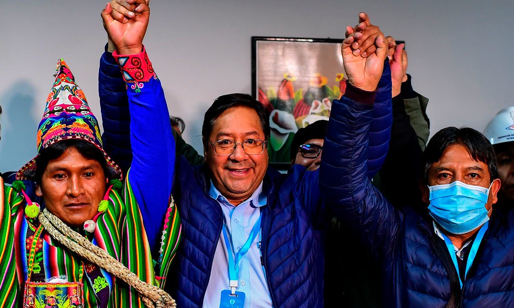 爭取社會主義運動黨候選人阿爾賽（圖中）慶祝當選玻利維亞總統。（圖片來源：Schemidt/AFP）