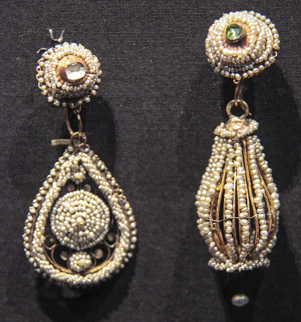 Earring, Italy, Naples, 1830-60, gold with seed pearls