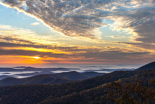 sunrise shenandoahnationalpark shenandoah nationalpark virginia fall fallcolors clouds sun morning blueridgemountains canoneosrp canonrp mountains forest fallfoliage