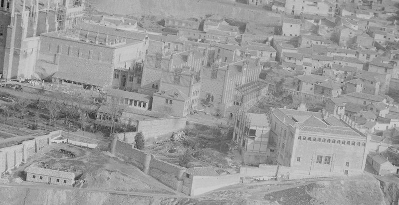 Foto aérea de la Escuela de Artes el 22 de enero de 1929. Detalle de una foto de Luis Ramón Marín. Se aprecia el nuevo edificio de la zona de Santa Ana justo antes de demoler el edificio provisional que aparece pegado a él