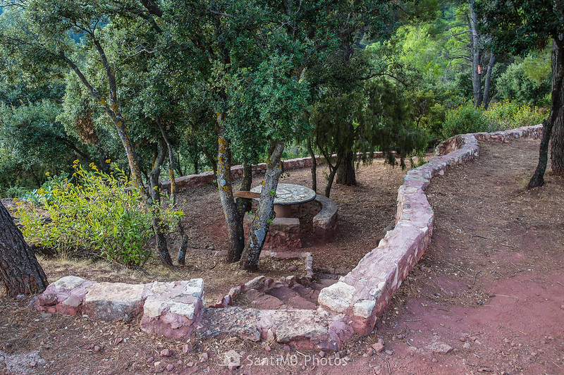 Mesa con bancos en la placeta de Sant Joan de la Muntanya