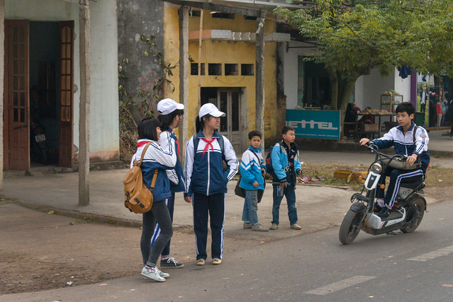 Kids Going to School, Tx. Chi Linh, Hoàng Tân, Vietnam