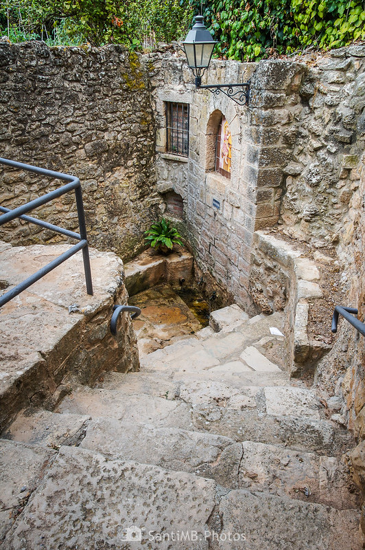 Bajando a la Font de Sant Antoni en Vallclara