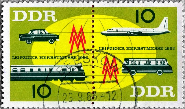 Zusammendruck Briefmarke - Leipziger Herbstmesse 1963 -  mit PKW und Reisezug sowie Flugzeug und Bus, Erdkugel Umriss im Hintergrund, Messezeichen - Ausgabe Wert: jeweils 10 Pfennig (DDR 1963)