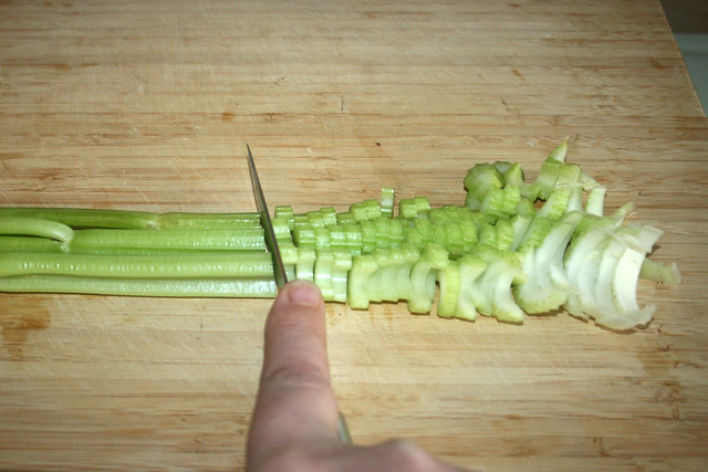 02 - Cut celery in slices / Sellerie in Scheiben schneiden