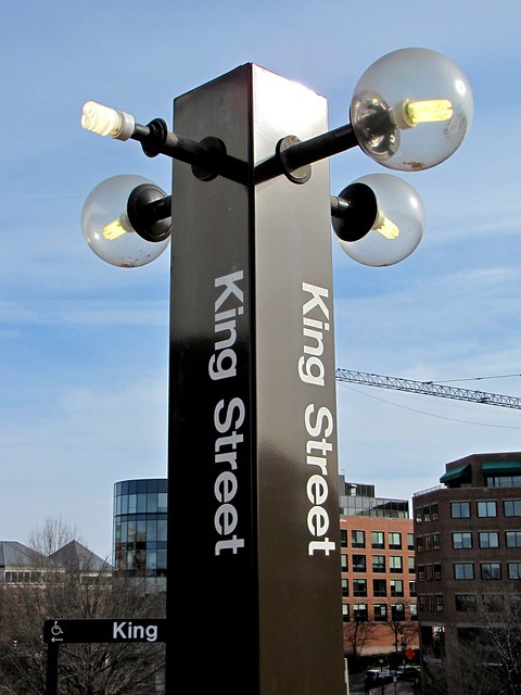 Platform pylon at King Street station