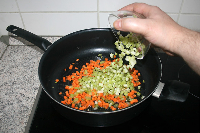 14 - Put carrot & celery in pan /Möhre & Sellerie in Pfanne geben