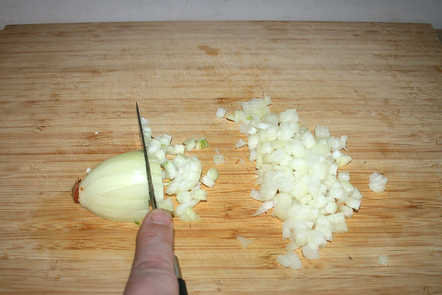 06 - Dice onion / Zwiebel würfeln