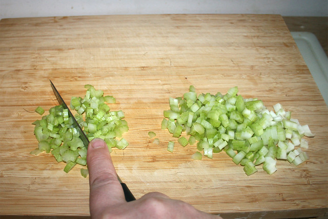 03 - Chop celery more / Sellerie weiter zerkleinern