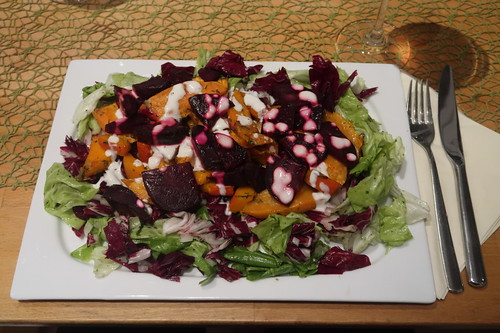 Salat mit in Ofen gegarten Scheiben von Süßkartoffeln, Rote Bete und Hokkaido Kürbis