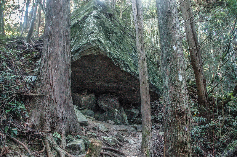 哈堪尼山巨石穴 (1)