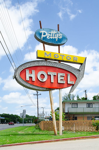lufkin tx texas downtown historic architecture neon neonsign pettysmotorhotel pettysmotel