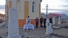 Priester Bonaventura Dumea mit Kirchenchor beim Gottesdienst auf dem Neugässer Friedhof