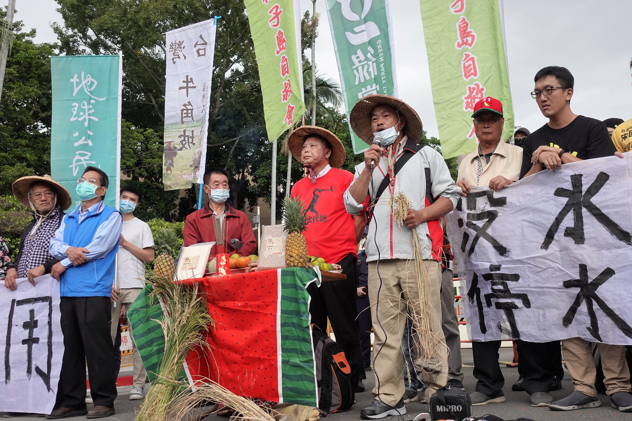 農民團體和環團在行政院前抗議，呼籲政府公平有效地分配水資源。（攝影：張智琦）