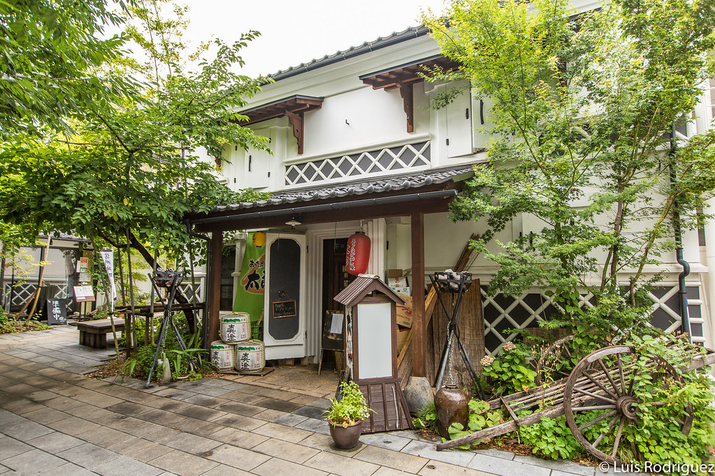 Almacenes tradicionales reconvertidos en todo tipo de negocios en Patio Daimon Kuraniwa