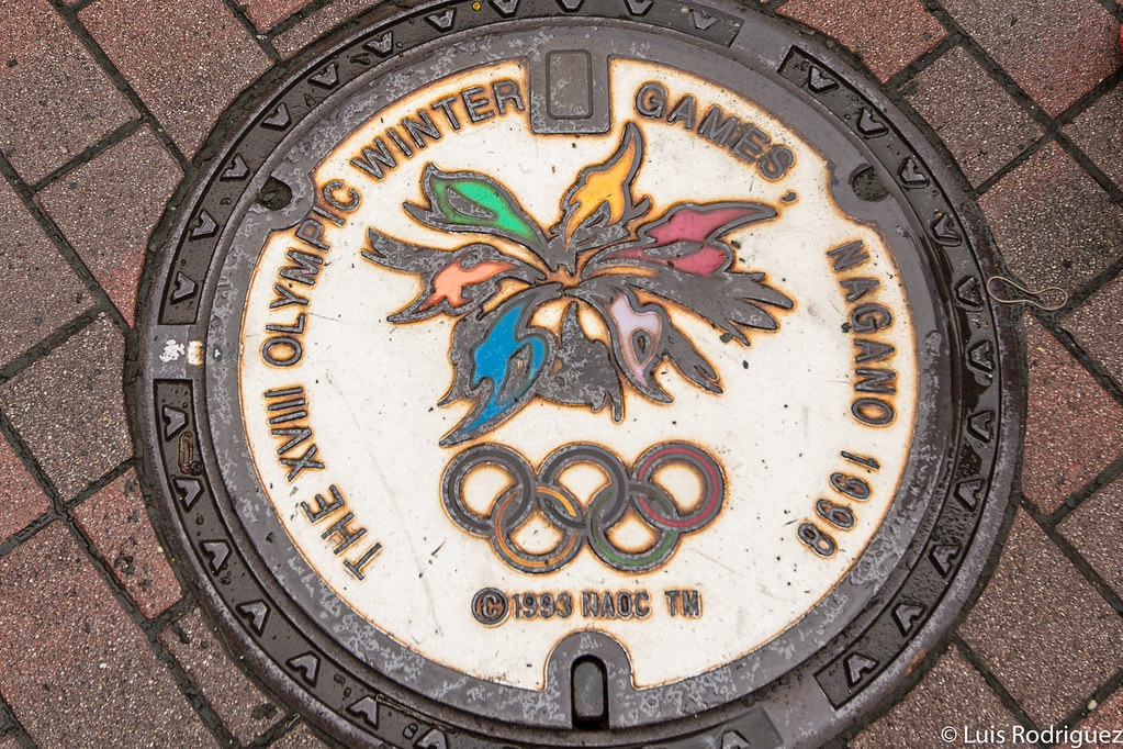 Emblema de los Juegos Ol&iacute;mpicos de Invierno de Nagano en las alcantarillas de la ciudad