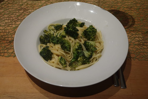 Bavette mit Weißwein-Parmesan-Sauce und Broccoli
