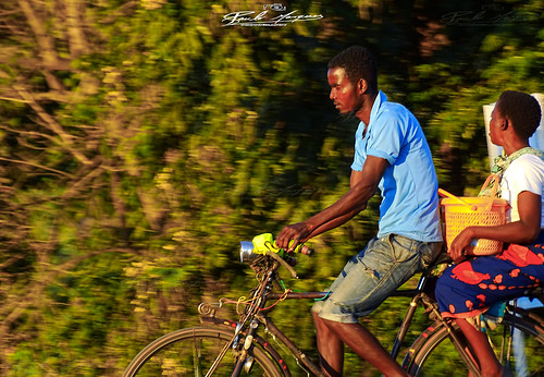 taxibicycleplease streetphotography countryside africancolors mwanza malawi africataxibicicletaporfavor fotografiaderua zonarural coresafricanas africasonyhx400v paulo marques