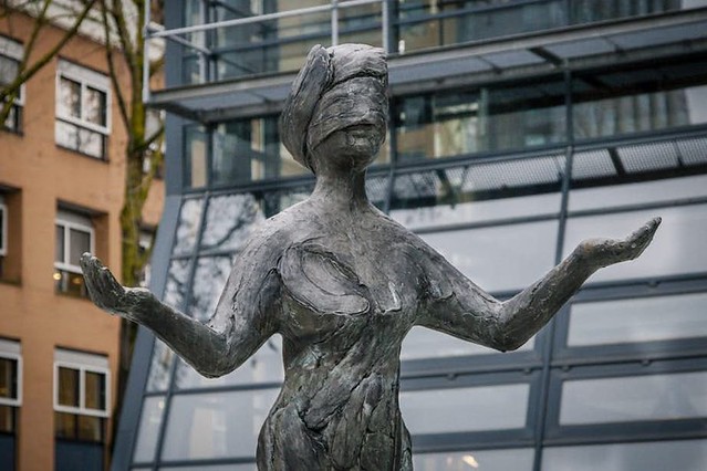 ‘Vrouwe Justitia’ is een bronzen beeld, geplaatst in 2000, bij de rechtbank in Utrecht.