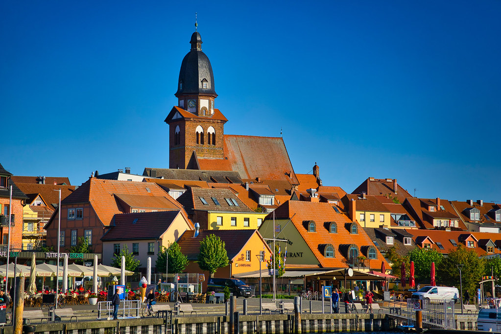 Waren/Müritz - Stadthafen, Altstadt mit Marienkirche