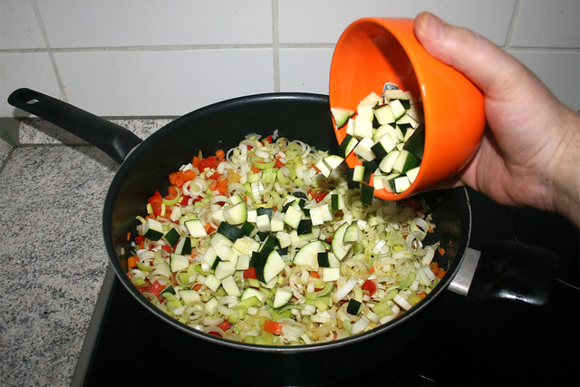 21 - Add zucchini / Zucchini addieren