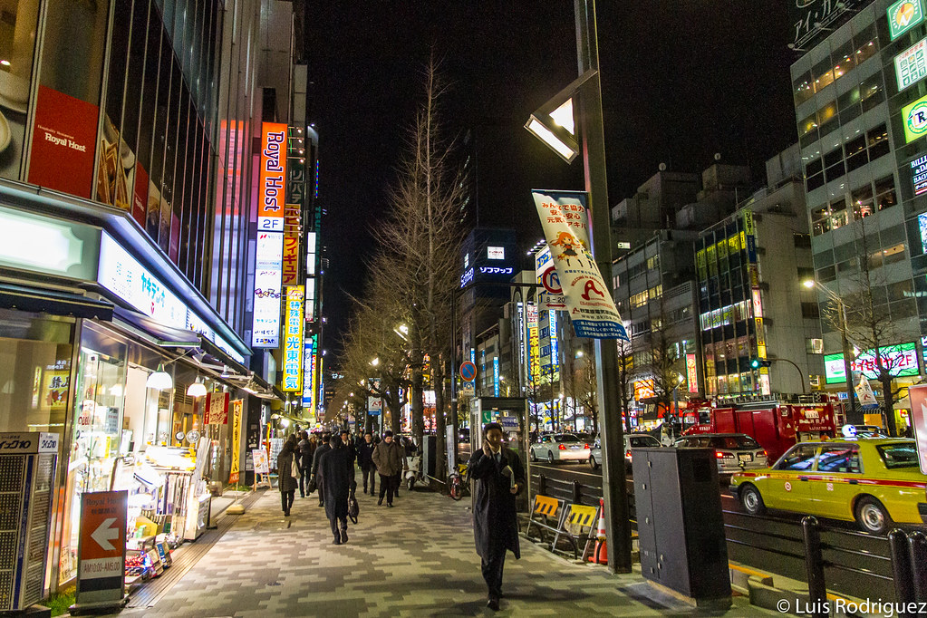 Paseando por Akihabara de noche