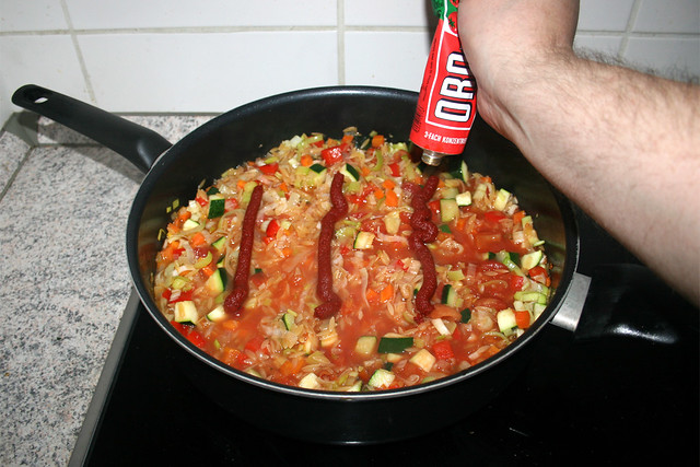 29 - Add tomato puree / Tomatenmark dazu geben