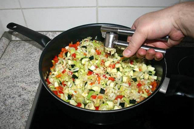 22 - Squeeze garlic / Knoblauch dazu pressen