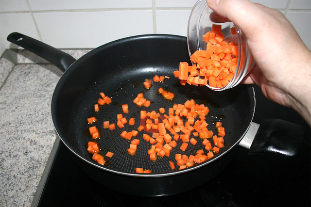 15 - Put diced carrot in pan / Gewürfelte Möhre in Pfanne geben