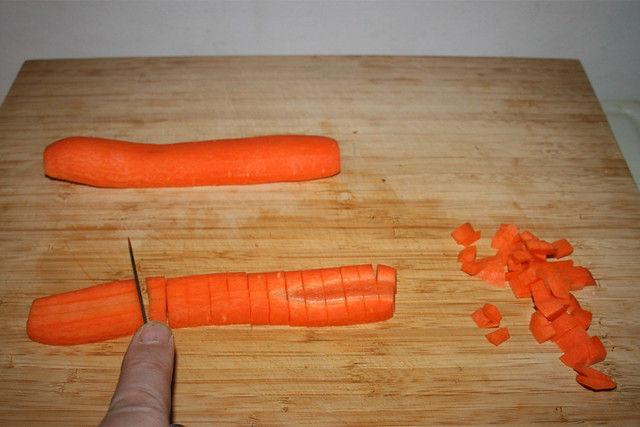 06 - Dice carrot / Möhre würfeln