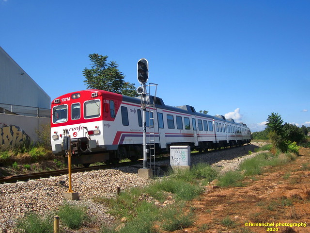Tren de Cercanías de Renfe (línea C-3) a su paso por LORIGUILLA (Valencia)