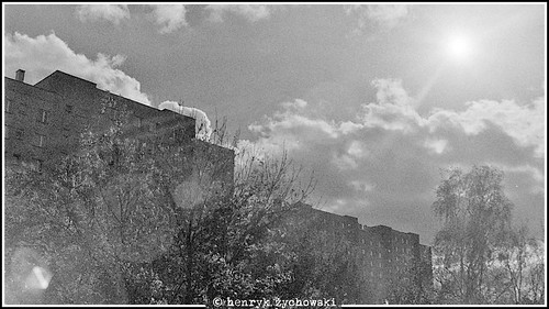 bw blackandwhite monochrome negatyw negative agfaapx100 analogcamera fotografiatradycyjna rodinal rodinal150 canoneosrebel2000 sun słońce chmura chmury cloud clouds blokowisko мир1в37mmf28 scan drzewo drzewa tree trees landscape pejzaż
