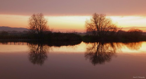 rivertrent beestonmarina nottingham sun sunrays sunlight sunset silhouette sundown sunshine redsky cloud cloudporn evening nottinghamshire eastmidlands sky skyporn clouds reflection reflections trees mirror mirrorimage river water inlandwater landscape landscapephotography outdoor outdoors outside sonyrx10iv sonyflickraward